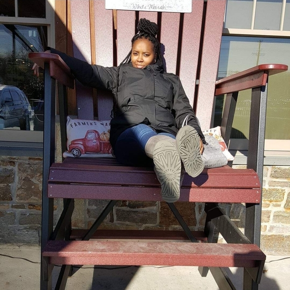 Meet your Posher, Danielle - Picture 2 of 2